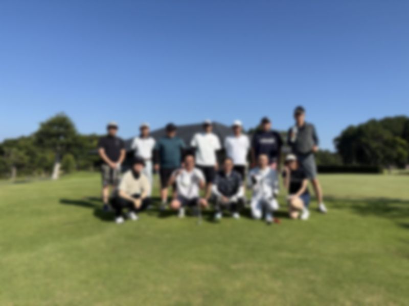 ゴルフ場に集まったコンペ参加者の集合写真