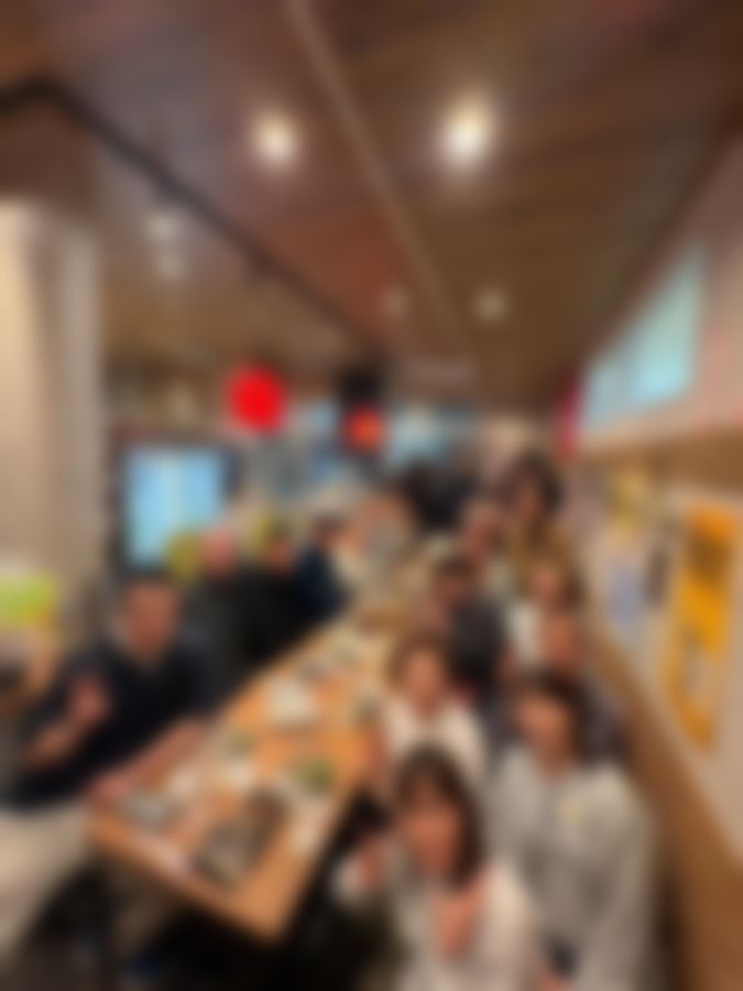 テーブルを囲んで盛り上がる懇親会