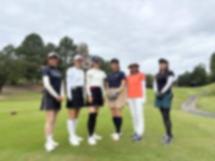 コースで並ぶ女性メンバー