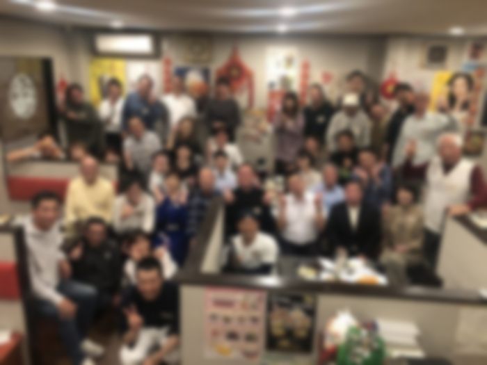 懇親会で乾杯する大勢の参加者